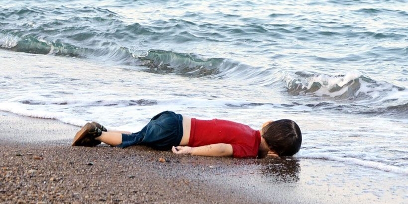 Aylan Kurdi'nin bedeni Bodrum'da kıyıya vurdu. Fotoğraf tüm dünyada infial yarattı