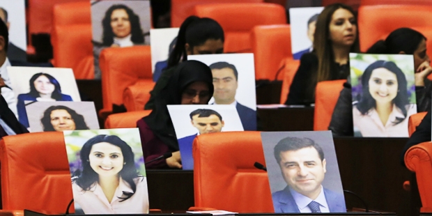 HDP'li milletvekilleri, tutuklanan isimlerin fotoğraflarını TBMM Genel Kurulu'nda koltuklara koydu