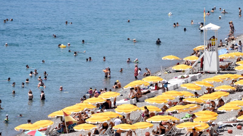 Antalya da hava sıcaklığı 42 dereceyi gördü sahiller doldu Fotoğraf