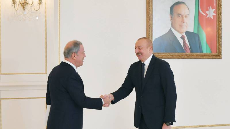 Hulusi Akar Azerbaycan Cumhurbaşkanı Aliyev ile bir araya geldi