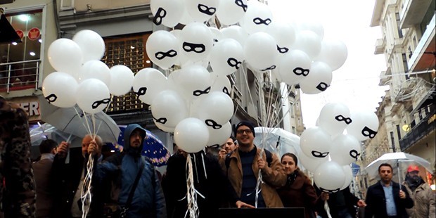 page_istiklal-caddesinde-hirsiz-maskeli-balonlarla-yolsuzluk-protestosu_792461756.jpg