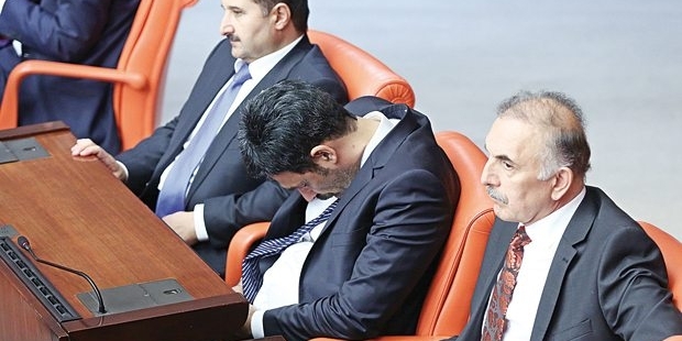 page_meclise-uyumaya-gitmiyorum-diyip-uyuyakalan-ugur-isilak-liste-disi-mi-kaldi_289090851.jpg
