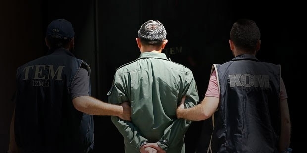 "Marmaris'te saldırıyı yapan astsubay, Muhsin Yazıcıoğlu'nun helikopterinden parça sökerken görüntülendi"