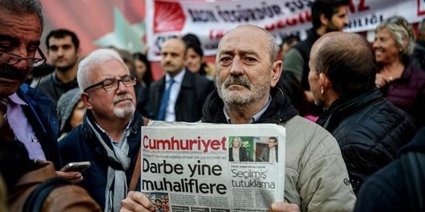 Cumhuriyet gazetesine yönelik operasyonu protesto sırasında çekilen bir fotoğraf