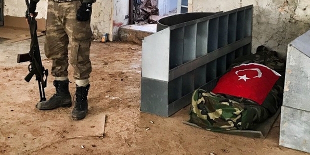El Bab'da şehit astsubayın naaşının başında son görev