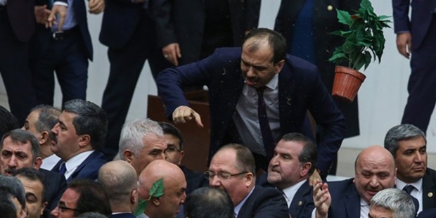 Meclis'te kritik gün; yürütmenin başı ve partili cumhurbaşkanı maddeleri Genel Kurul'da