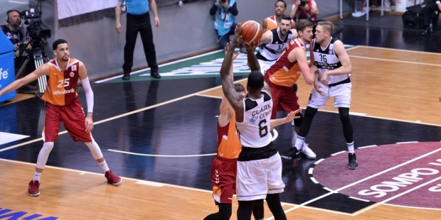 Olaylı Beşiktaş Galatasaray derbisinin kazananı kartal!