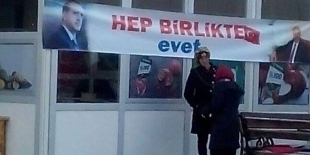 Devlet hastanesinin girişine 'evet' pankartı asıldı