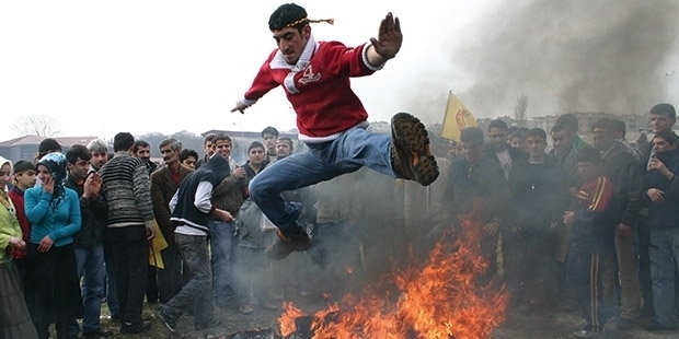 Diyarbakır'da Newroz için asılan pankart ve afişlere logo düzeltmesi