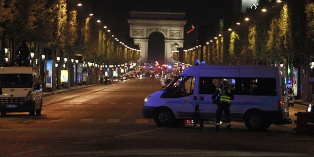 Paris saldırısı ile ilgili aranan bir şüpheli teslim oldu