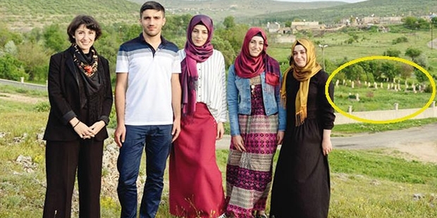 44 kişinin öldürüldüğü katliamda ailelerini kaybeden çocuklar 8 yıl sonra 'yeni' hayatlarını anlattılar (Fotoğraf: Levent Kulu) 44 kurban bu mezarlıkta yatıyor...