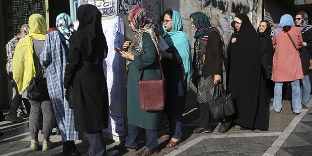 İranlılar sandık başında; Ruhani mi, Reisi mi?