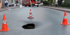 İstanbul Fatih'te yol çöktü cadde trafiğe kapatıldı