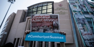 Kardeşin duymaz eloğlu duyar; dünyanın izlediği Cumhuriyet davası Türkiye medyasında haber olamadı!