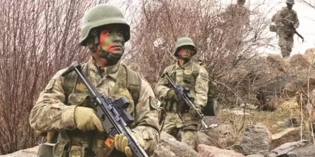 Hakkâri'de askeri araca bombalı saldırı; 4'ü ağır 17 yaralı
