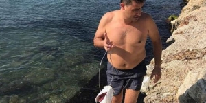 Denizde kayboldu, polise haber verildi; herkes onu ararken, balıkla çıkageldi!