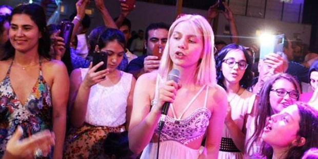Aleyna Tilki Konya'da amcasının düğününde şarkı söyledi