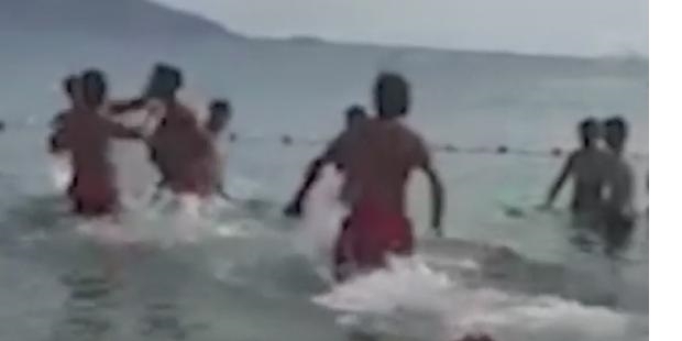 Cankurtaranlar sahilde 'açılmayın' uyarısı dinlemeyen genci tekme tokat dövdü!