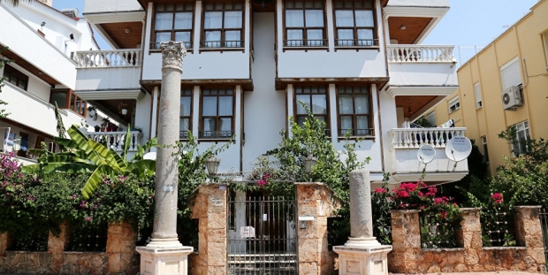 Evinin önünden kaldırılan tarihi Roma sütunlarının yerine sahtesini yaptırdı