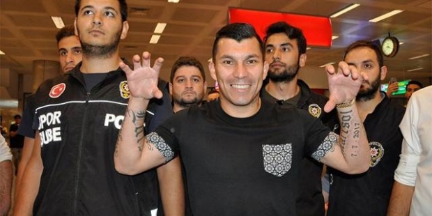 Gary Medel: Defans ve orta sahada rahatım