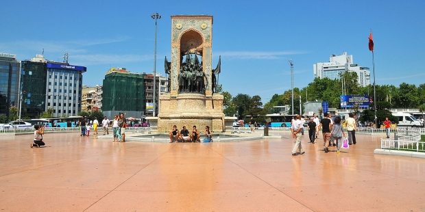 Taksim Meydanı'ndaki şüpheli paketten çamaşır çıktı