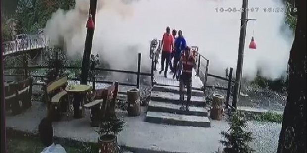 Yola düşen dev kayadan işte böyle kaçtılar