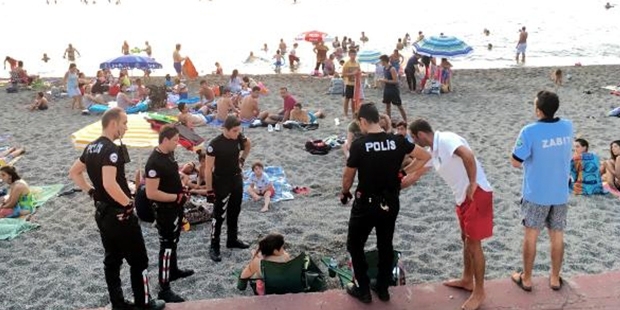 Belediyenin plajında bira içen kadınlara para cezası