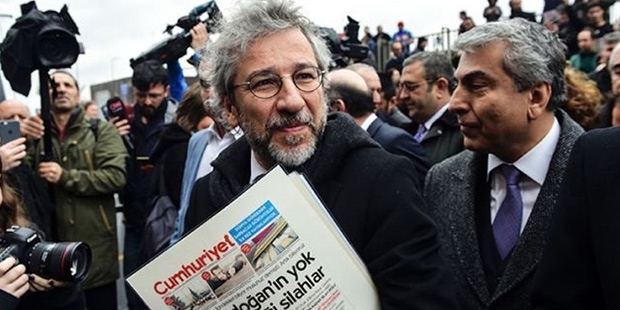 Can Dündar: Zindanda daha özgürdüm, şimdi hücrede yatan arkadaşlarımı düşünerek yazmak zorundayım
