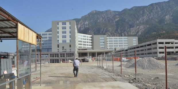 Hastane inşaatında çalışan tekniker dokuzuncu kattan düştü