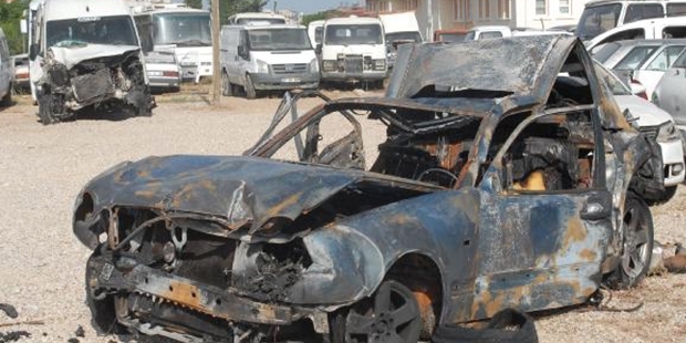 Polisin durdurduğu otomobile minibüs çarptı, çıkan yangında 2 kişi öldü
