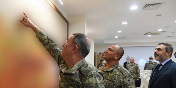 Genelkurmay Başkanı Akar ve kuvvet komutanları Suriye sınırında