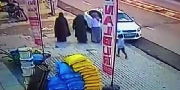 "Büyü var" deyip eve girdiler, 20 bin lira alıp kaçtılar