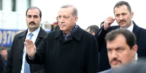 Times: Erdoğan, nezaket yoksunu 'bıyıklıları' Atina'ya getiriyor