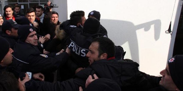Amatör maçta taraftarla polis arasında gerginlik; 1 futbolcu yaralandı, 1 futbolcu gözaltına alındı