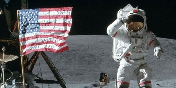 Ay'da yürüyüş yapan NASA'nın efsanevi astronotu John Young yaşamını yitirdi