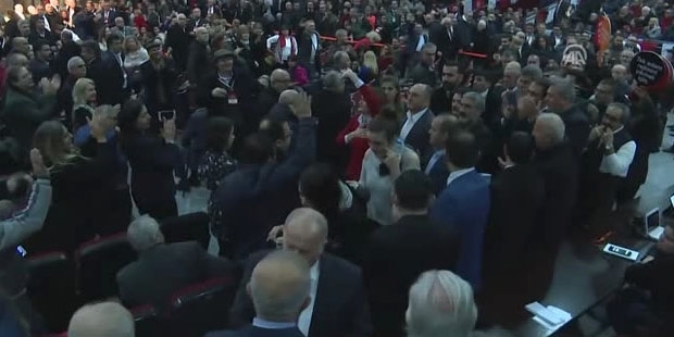 CHP İstanbul İl Kongresi'nde 'usulsüzlük' gerginliği