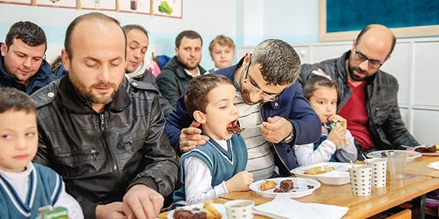 Çocukluğunda babası okula bir kere geldi, 45 yıl unutamadı; 'Babamla Okulda 40 Dakika' projesini başlattı