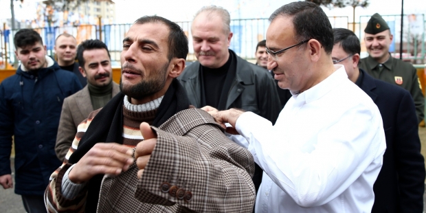 Hükümet Sözcüsü Bozdağ, ceketini vatandaşa hediye etti