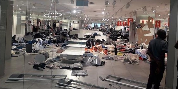Irkçılıkla suçlanan H&M'in mağazalarına saldırı