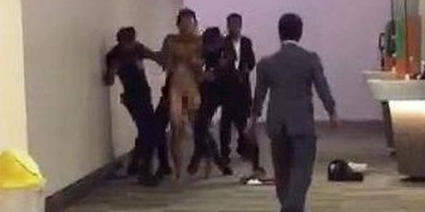 Viagra'yı fazla kaçırınca havalimanında çırılçıplak koşturdu!