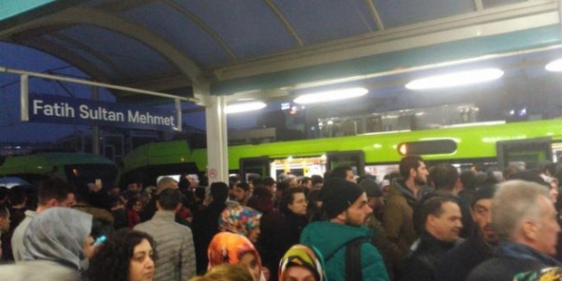 Metrodaki kapı arızası ulaşımı aksattı