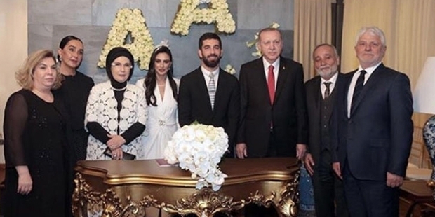 Çay ve su böreği ikram edildi, Erdoğan çifte bilezik taktı; Arda Turan ve Aslı Doğan'ın nikâhında neler yaşandı?