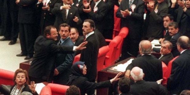 CHP'li Erol dokunulmazlıkları yazdı: Parlamento, 90'lı yıllardaki antidemokratik uygulamalara geri dönüyor
