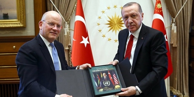 Erdoğan, General Electric CEO'suna kendi konuşmalarını hediye etti