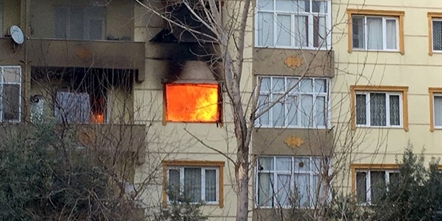 Kirayı isteyen ev sahibine kızdı, oturduğu daireyi ateşe verdi!