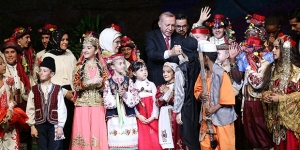 40 farklı ülkeden yüzlerce çocuk 23 Nisan için bir araya geldi