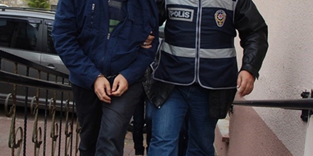 "Savcıyım" deyip, 2 arkadaşını gözaltına aldırdı