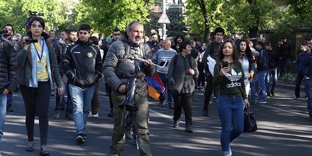 Ermenistan'da 'Kadife Devrim': Protestocular hükümet binalarını ablukaya hazırlanıyor