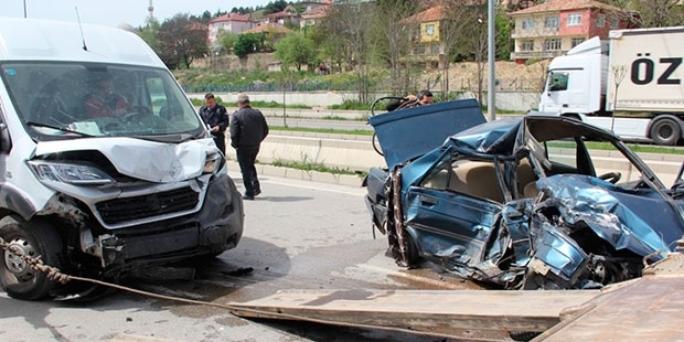 Otomobil ile minibüs çarpıştı; 2 kişi hayatını kaybetti