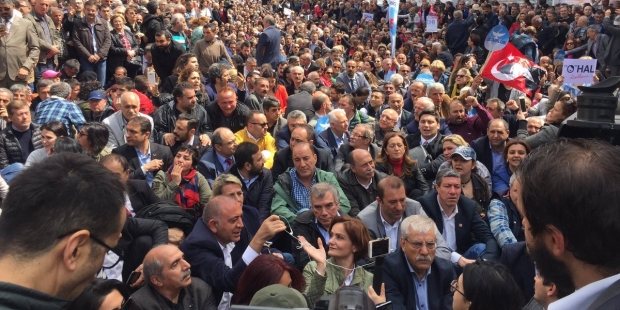 Binlerce CHP'li Taksim'de oturma eylemi yaptı: Susma, haykır, OHAL'e hayır!
